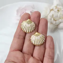 Серьги пусеты Ракушки с эмалью, кремовый, 23 мм, сталь, позолота, СГ053
