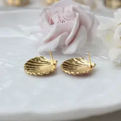 Серьги пусеты Ракушки с эмалью, кремовый, 23 мм, сталь, позолота, СГ053