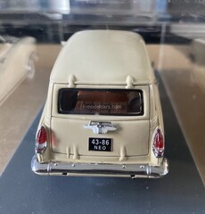 GAZ M22 Volga 1960 cream NEO 1:43