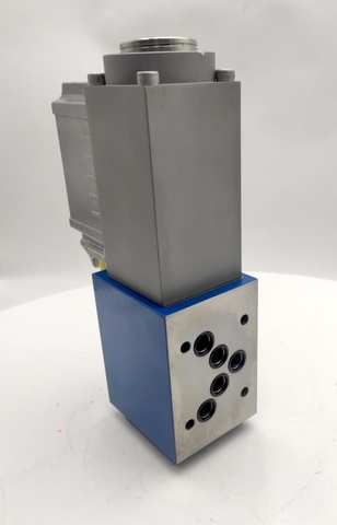 Фото 4WRPEH10CB50P-2X/G24K0/F1M - Сервораспределитель Ду10 с обратной связью по положению золотника и встроенным усилителем (OBE), номинальный расход 50 л/мин, характеристика P - прогрессивная, схема C, сигнал управления F1 = 4...20 mA