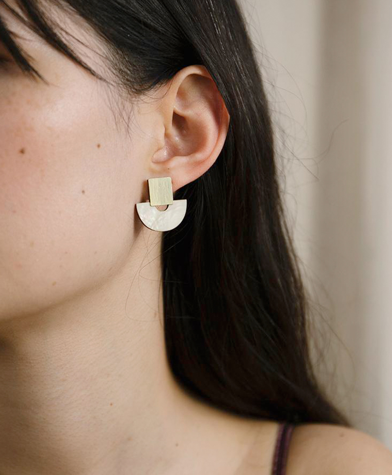 Серьги Marina Studs in Mother of Pearl