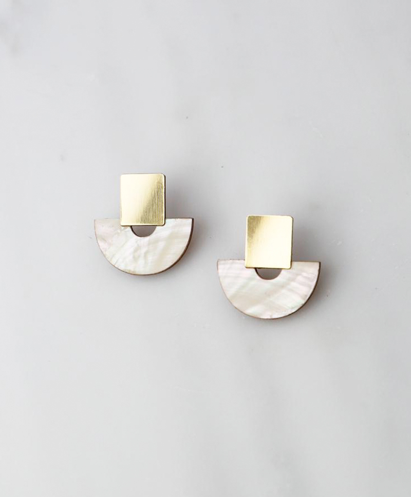 Серьги Marina Studs in Mother of Pearl