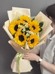 Дуо-букет из подсолнухов и ромашек