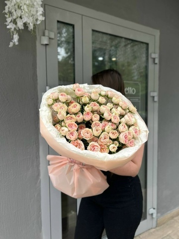 Красота в букете из 21 кустовой розы 50 см