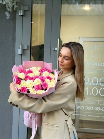 Вау-букет из 35 роз Россия 60 см