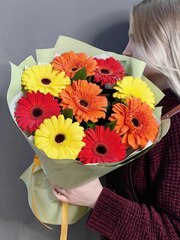 Букет из 9 гербер с веточками рускуса
