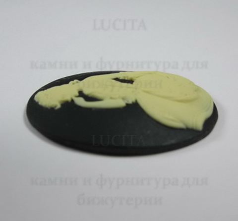 Камея "Принцесса"  цвета слоновой кости на черном фоне 40х30 мм ()
