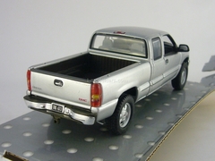 GMC Sierra Extended Cab 2000 Cararama 1:43