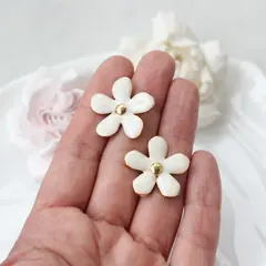 Серьги пусеты Цветы с эмалью, кремовый, 25 мм, сталь, позолота, СГ023