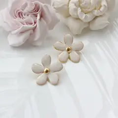 Серьги пусеты Цветы с эмалью, кремовый, 25 мм, сталь, позолота, СГ023