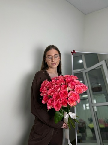 27 роз сорта Джулия под ленту 60 см