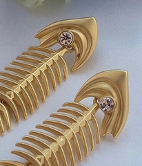 34593-sergi-fish-skeleton-v-stilistike-schiaparelli-cvet-serebro-zoloto