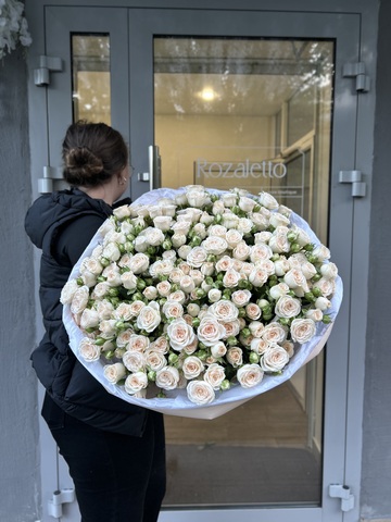 45 кустовых роз 60см в пышном оформлении 😍🌸