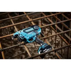 Аккумуляторный инструмент для вязки арматуры Makita DTR180Z
