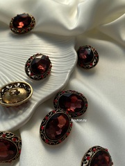 Пуговицы с красным камнем и стразами в ажурном обрамлении