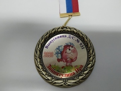 Изображение на золотом металле