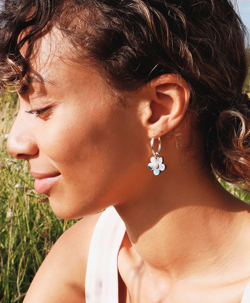 Серьги Mini Bloom Hoops in Blue Pearl