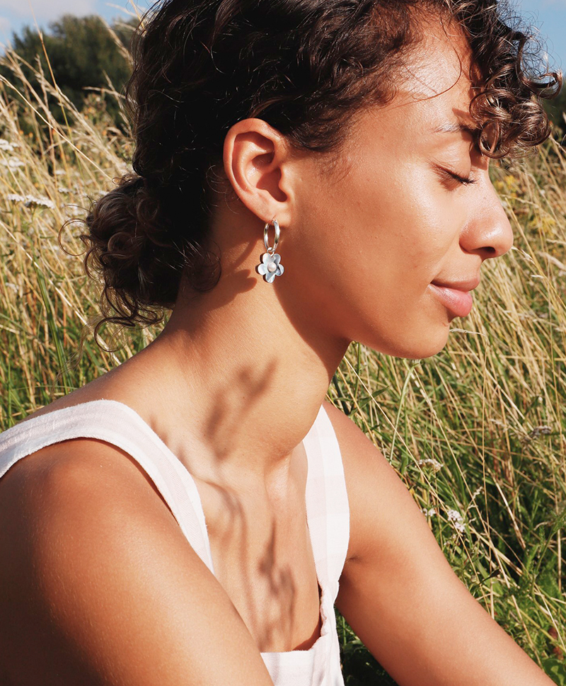 Серьги Mini Bloom Hoops in Blue Pearl