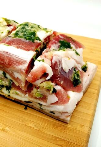 Грудинка свиная с зеленью, 700 гр.