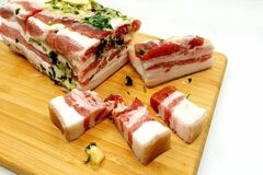 Грудинка свиная с зеленью, 700 гр.