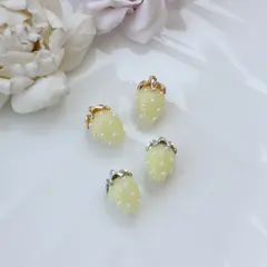 Подвеска Ягода клубника, акрил, жёлтый, посеребрение, 19*11 мм, П1138