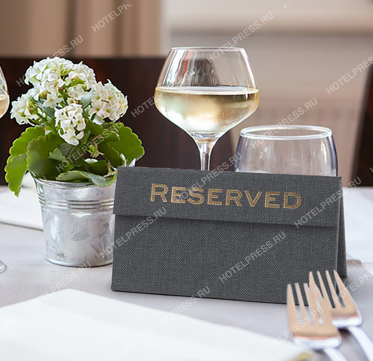 Табличка "RESERVED" из переплетного материала