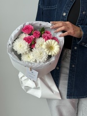 Букет из хризантемы, минигерберы и кустовой розы