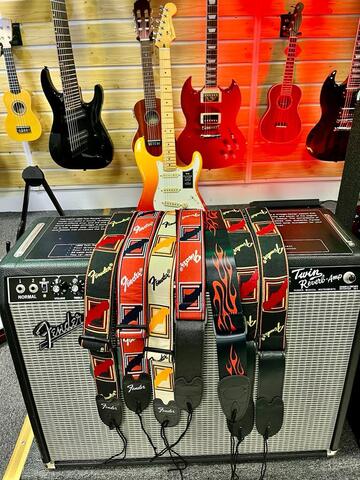 Гитарный ремень с логитипом Fender