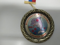 Изображение на золотом металле