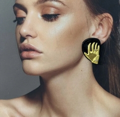 73174-sergi-ruki-v-stile-schiaparelli-zoloto-s-chernoj-ehmalyu