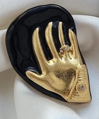 73174 - Серьги РУКИ в стиле Schiaparelli золото с черной эмалью