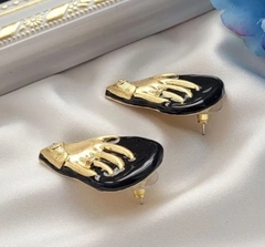 73174 - Серьги РУКИ в стиле Schiaparelli золото с черной эмалью