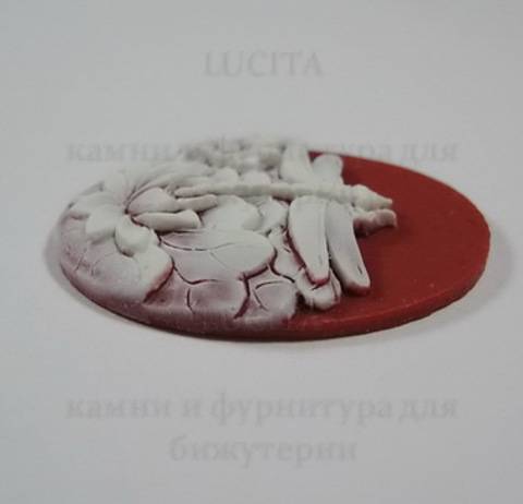 Камея "Стрекоза " белого цвета   на бордовом фоне 40х30 мм ()