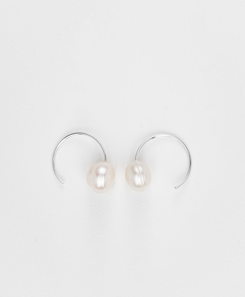 Серьги The Snail-Still Hour Pearl Hoops silver
