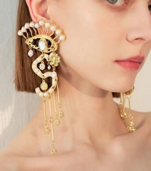 sergi-krupnye-v-stile-schiaparelli-s-podveskami-s-dollar