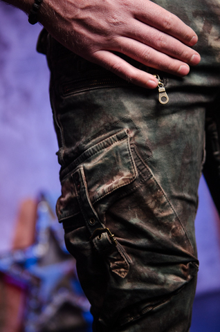 Robin's Jean | Джинсы мужские Military Green Camo SP50518 боковой карман детально
