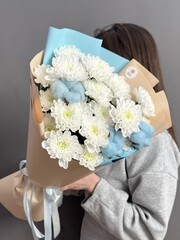 Дуо-букет из белых кустовых хризантем и голубого хлопка