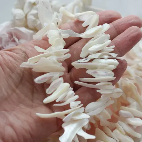 Перламутр натуральный, молочный, фриформ, от 17 до 45 мм, 1 нить, ПР118