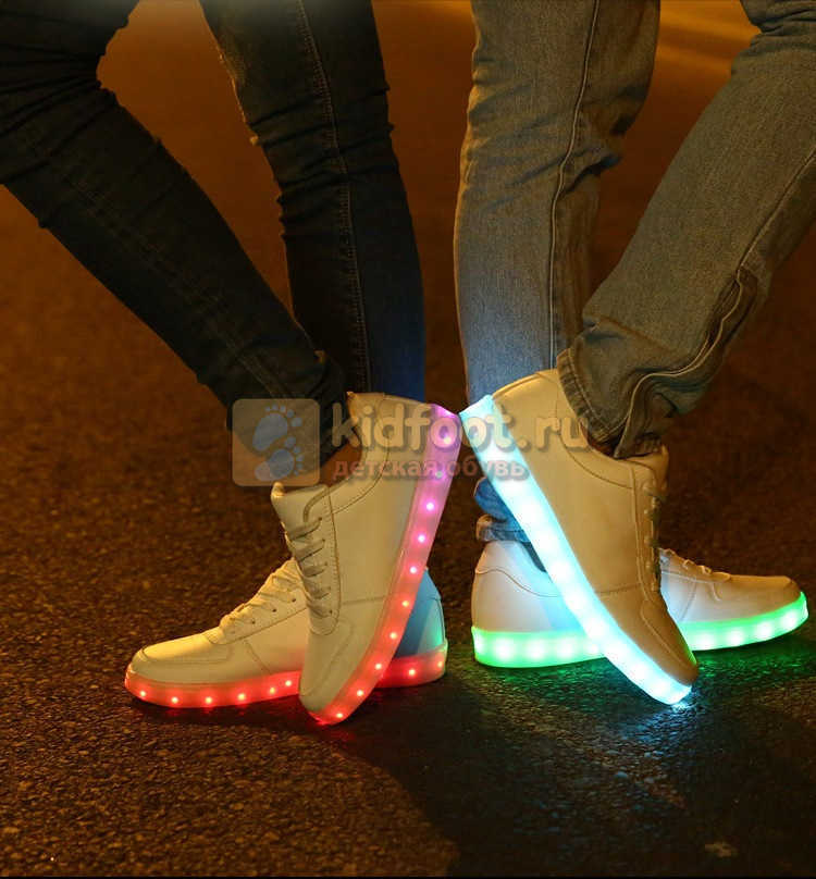 Светящиеся кроссовки с USB зарядкой Fashion (Фэшн) на шнурках, цвет белый, светится вся подошва