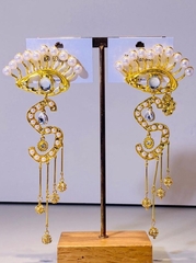 sergi-krupnye-v-stile-schiaparelli-s-podveskami-s-dollar