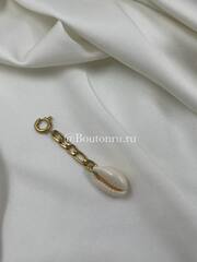 Подвеска золотистая на карабине с белой ракушкой