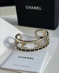 braslet-zhestkij-chanel-cvet-shampan-s-vstavkoj-iz-kozhi
