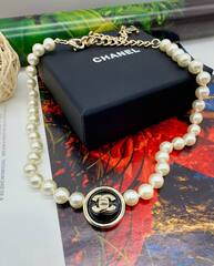 52316-kole-choker-iz-zhemchuga-chanel-s-krugloj-podveskoj-s-ehmalyu