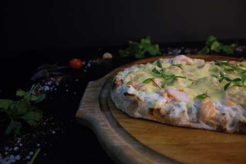 Римская пицца с лососем и креветками