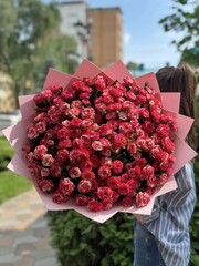 Букет из 27 кустовых роз сорта "Фаер Воркс"