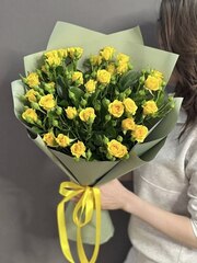 Букет из 7 кустовых желтых роз