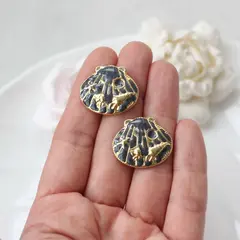 Серьги пусеты Ракушки с эмалью, чёрный, 22*25 мм, сталь, позолота, СГ036