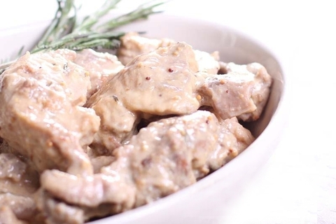 Мясо кролика в сметано-сливочном соусе