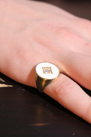 Кольцо Печатка, серебро 925, позолота 18k, белая эмаль 3