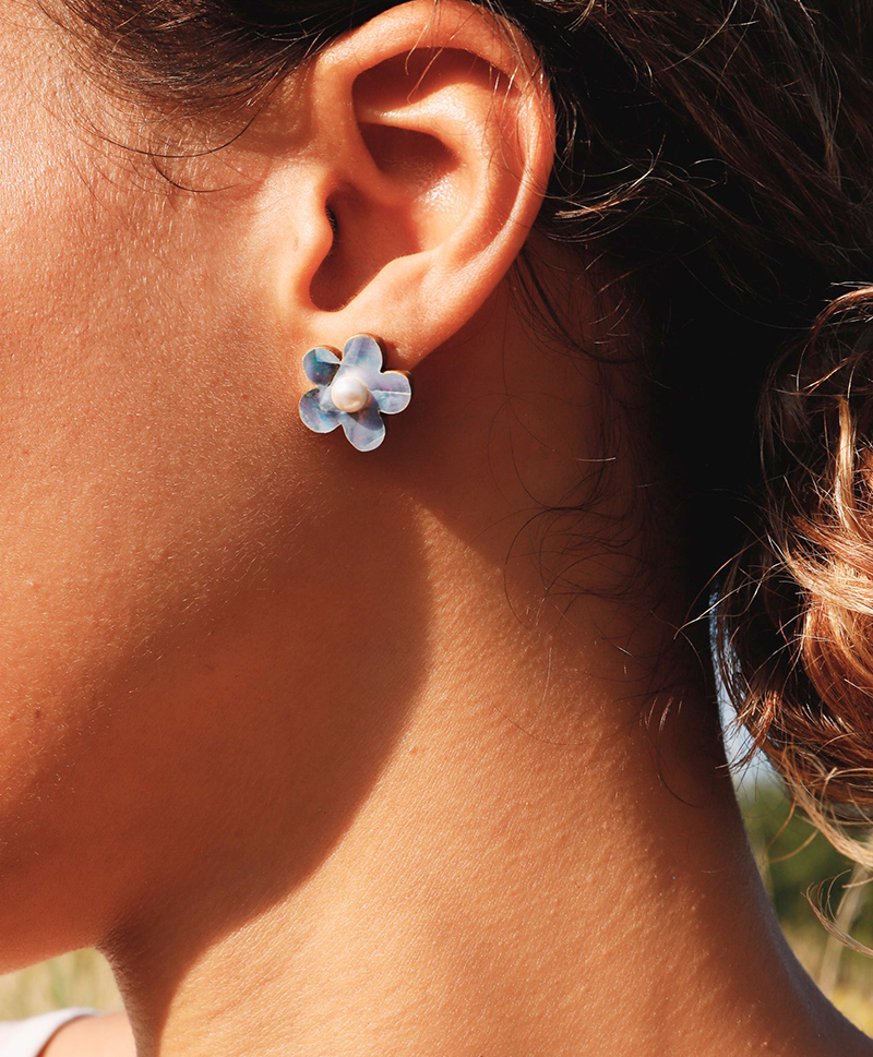 Серьги Mini Bloom Studs in Blue Pearl